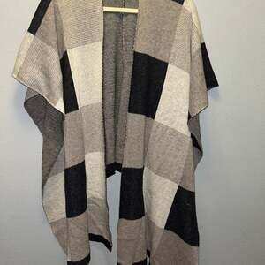 Lululemon Bundle Up Scarf Gray Taupe Off-White Check Merino Wool Wrap Shawl